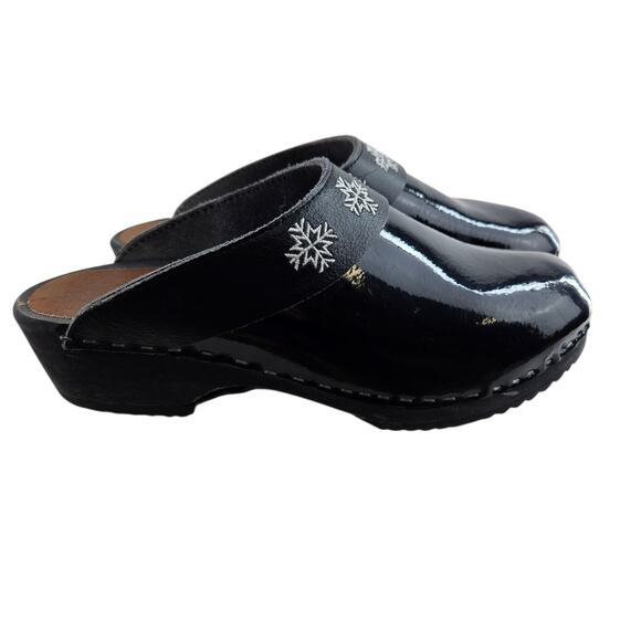 Hanna Anderson Swedish Clogs Womens 10.5 11 41 Black Patent Leather Snowflakes - Picture 1 of 12